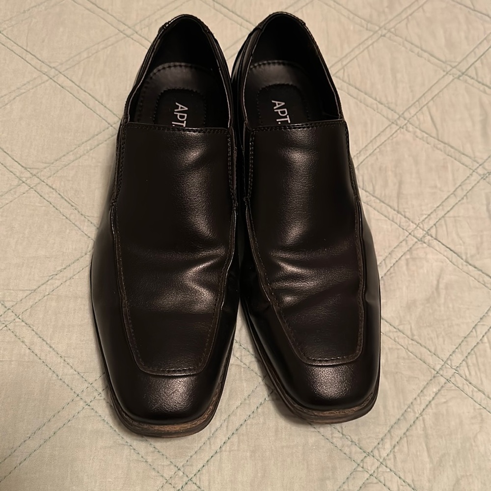 Men’s pleather heeled dress shoe